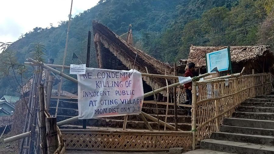 Faixa protesta contra mortes em Nagaland, na Índia - AFP