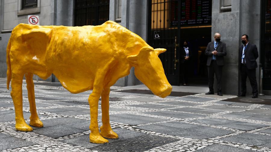 Escultura de vaca magra em São Paulo - REUTERS / Carla Carniel