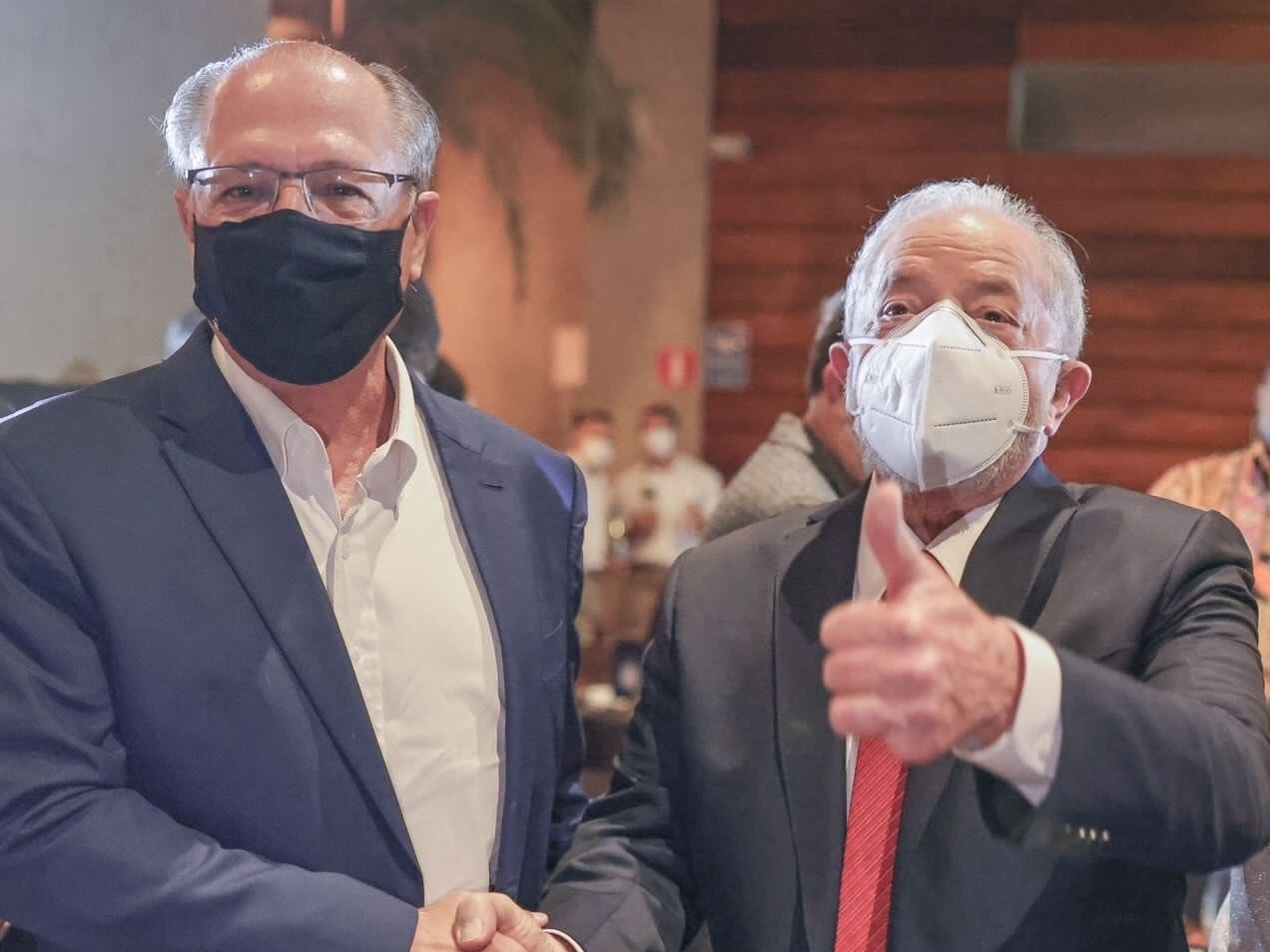 Numa foto, Lula e Alckmin desmontam bolsonarismo, ditadura e barbárie