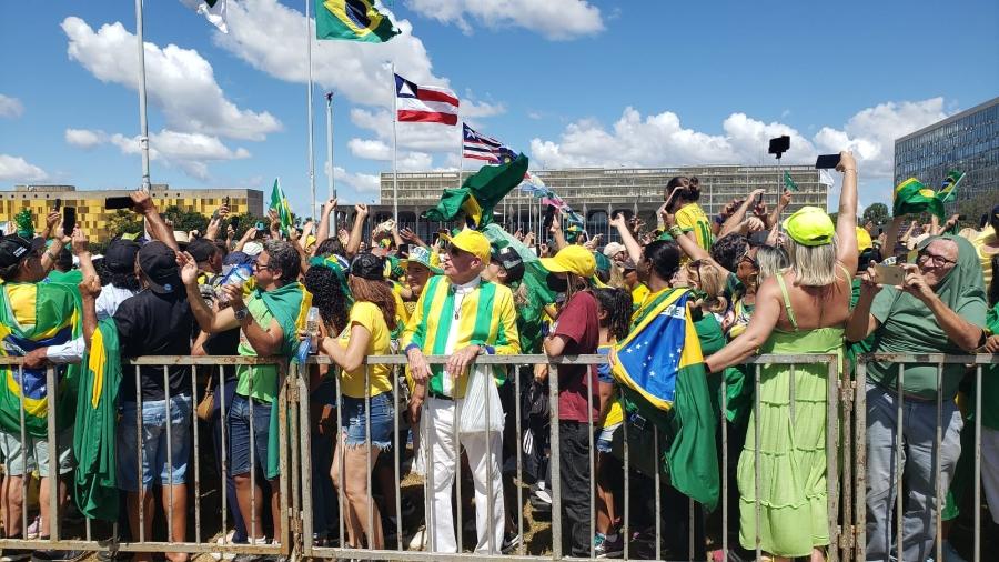 Vestidos de verde e amarelo, manifestantes bolsonaristas se concentram na Esplanada dos Ministérios - Eduardo Militão/UOL