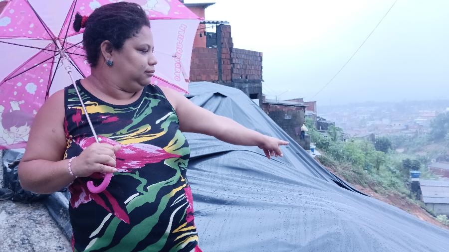 30.mai.2022 - Juliana Santana, moradora do Alto Santo Antônio, mostra local de deslizamento - Everson Teixeira/UOL