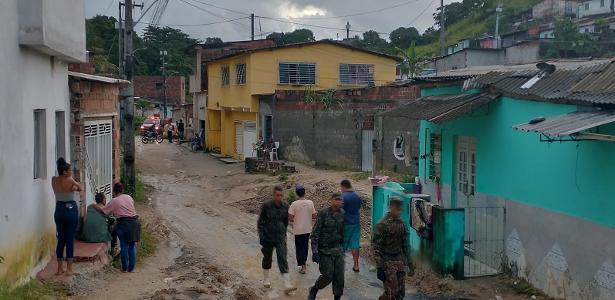 31.mai.2022 - Equipe de buscas tenta localizar desaparecidos na comunidade do Buracão