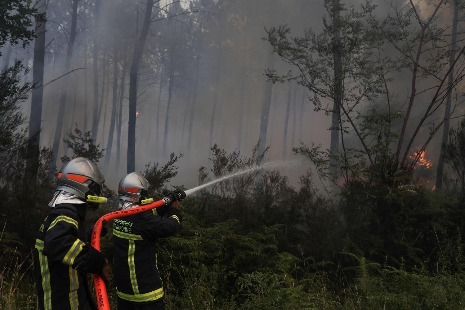 Firefighters fight a fire in southwest France on July 17, 2022 - Climate change