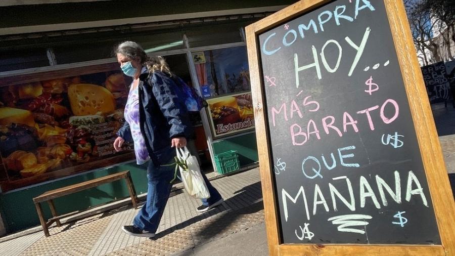 Placa em frente a loja em Buenos Aires: "Compre hoje mais barato que amanhã"; Argentina vive crise crônica - Agustin Marcarian/Reuters