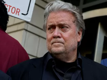 Aliado do bolsonarismo, Bannon admite culpa em fraude milionária nos EUA