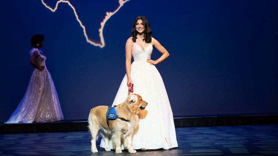  Alison Appleby e seu cão Brady durante desfile de concurso de beleza - Divulgação/Miss Dalas USA
