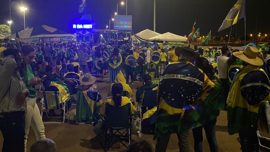 31.dez.2022 - Apoiadores de Bolsonaro assistem o pronunciamento do presidente em exercício, Hamilton Mourão, em Brasília - Felipe Pereira/UOL