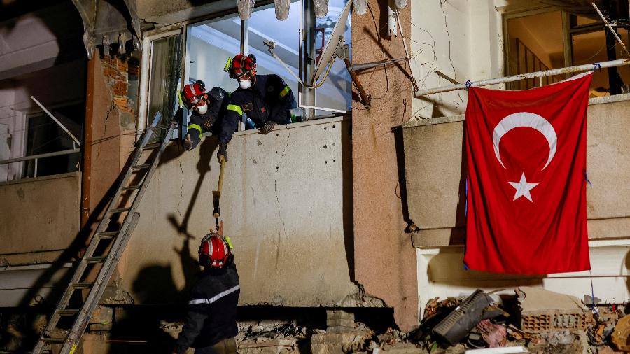 Jovem de 13 anos foi retirado dos escombros de um prédio que desabou na província de Hatay, no sul da Turquia, - REUTERS/Kemal Aslan TPX IMAGES OF THE DAY