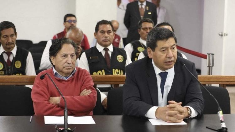 Ex-presidente peruano (2001-2006) Alejandro Toledo, à esquerda, em audiência antes de ser preso em Lima Ex-presidente peruano (2001-2006) Alejandro Toledo, à esquerda, em audiência antes de ser preso em Lima