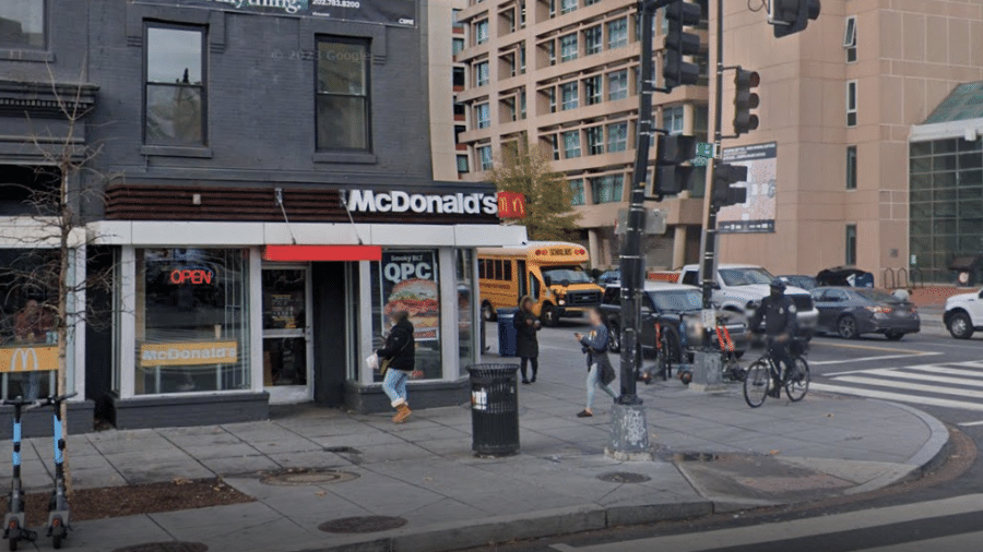 Briga aconteceu em frente a uma unidade do McDonald's