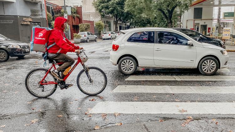Entregador de um aplicativo de delivery pelas ruas de Buenos Aires 