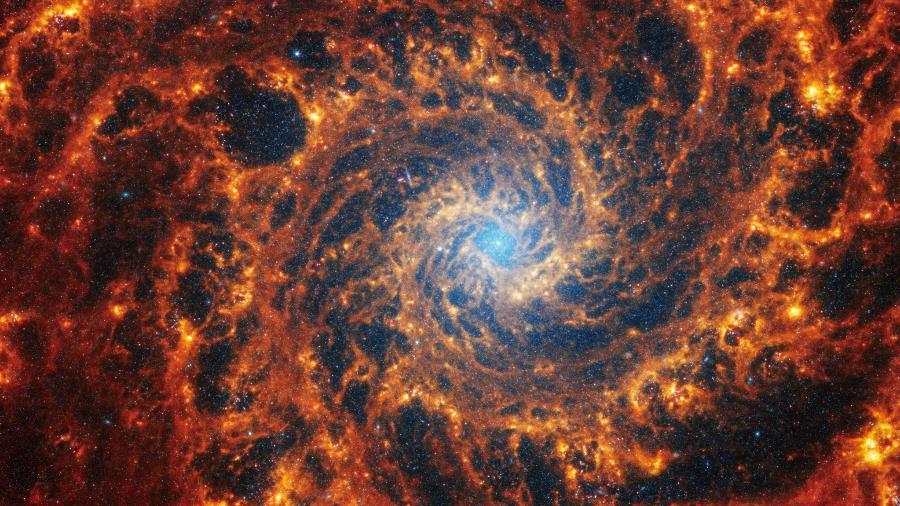 Telescópio James Webb capta imagens de 19 galáxias em forma de espiral; na foto, a NGC0628, a 32 milhões de anos-luz da Terra