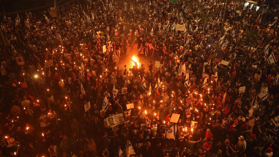 Israelenses protestam em frente em Tel Aviv pela libertação de reféns mantidos em Gaza desde os ataques de 7 de outubro pelo Hamas  - Jack Guez/AFP