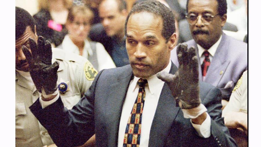 O.J. Simpson usando as luvas manchadas de sangue encontradas pela polícia de Los Angeles 