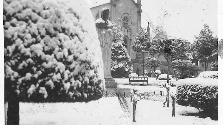 Neve em frente à Catedral de Caxias do Sul (RS), 1941