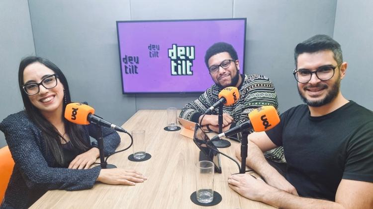 Pesquisadora Issaaf Karhawi durante participação no Deu Tilt, podcast apresentado por Diogo Cortiz e Helton Simões Gomes