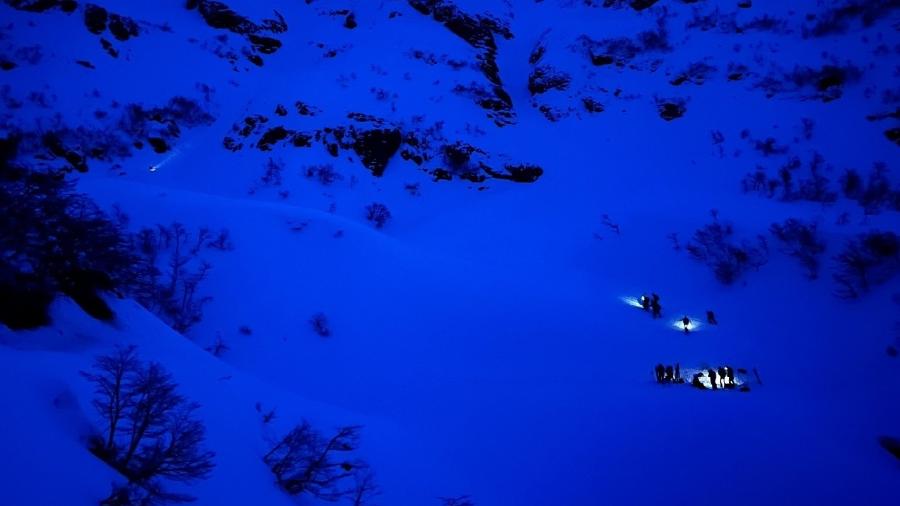 Equipes de resgate trabalham em área de deslizamento no Cerro López, em Bariloche