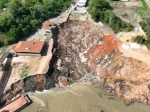 Imagens mostram antes e depois de desmoronamento em porto no AM; veja