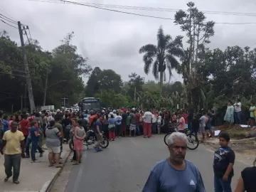 Sem luz há 4 dias, moradores fecham ruas em Marsilac: 'Queremos energia'