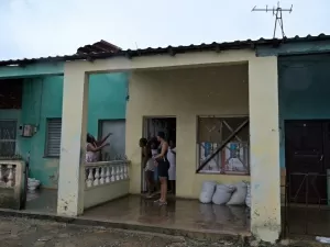 Furacão Rafael se afasta de Cuba, mas moradores e turistas enfrentam novo apagão