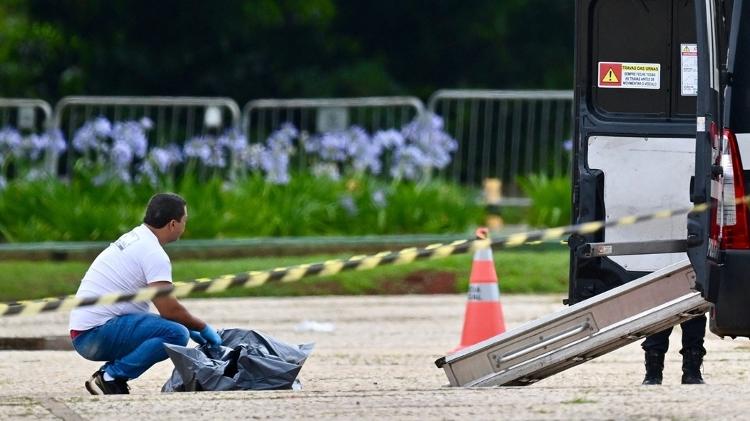 Corpo de Francisco Wanderley Luiz, que cometeu suicídio após lançar explosivos na praça dos Três Poderes