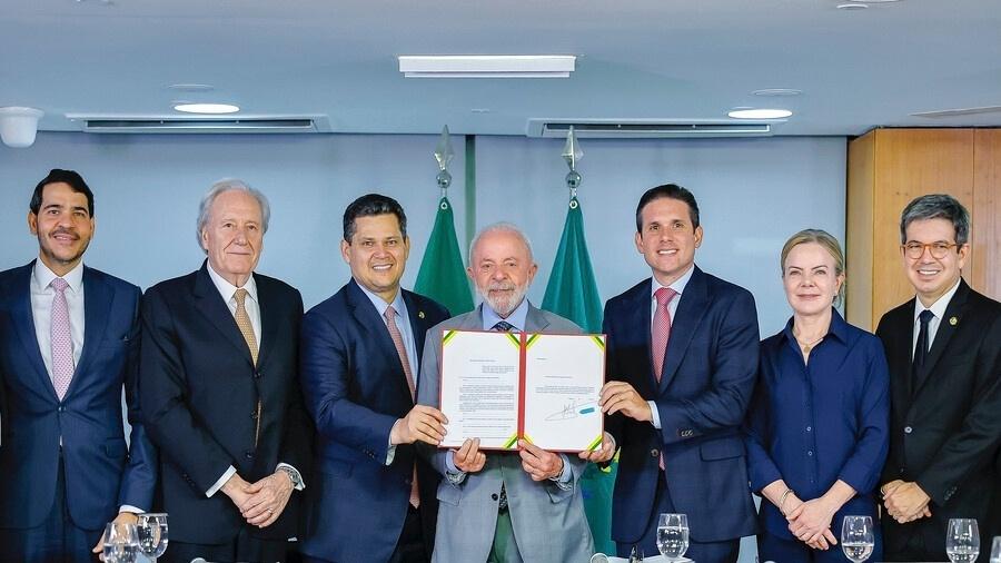 Jorge Messias, Ricardo Lewandowski, Davi Alcolumbre, Lula, Hugo Motta, Gleisi Hoffmann e Randolfe Rodrigues na entrega da PEC da Segurança Pública Jorge Messias, Ricardo Lewandowski, Davi Alcolumbre, Lula, Hugo Motta, Gleisi Hoffmann e Randolfe Rodrigues na entrega da PEC da Segurança Pública