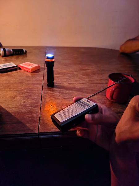 Rádio de pilha virou alternativa para portugueses terem notícias sobre o apagão Rádio de pilha virou alternativa para portugueses terem notícias sobre o apagão