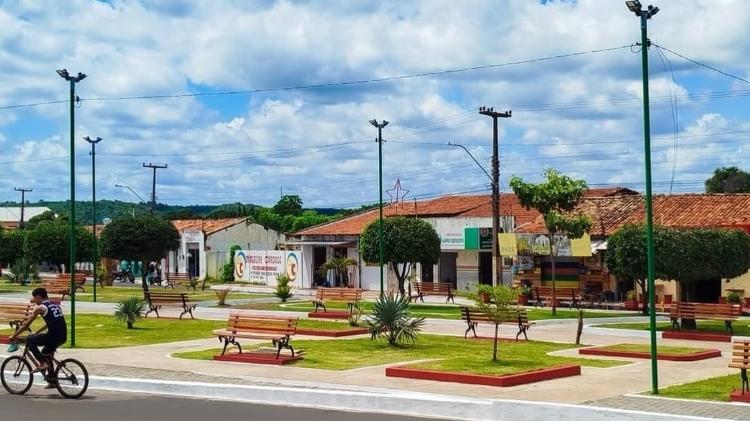 Praça da cidade de Porto (PI) com canteiros pintados de vermelho