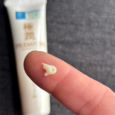 Gokujyun Premium Eye Care tem textura densa, mas que espalha facilmente