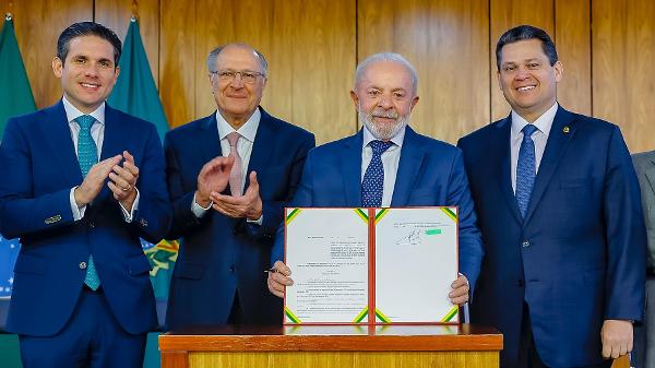 Lula anuncia pacote para enfrentar o tarifaço; economia tem bons números apesar dos 'petardos' de Trump, cortesia da família Bolsonaro