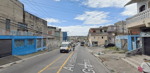 Carro atropela seis pessoas em ponto de ônibus na zona leste de SP