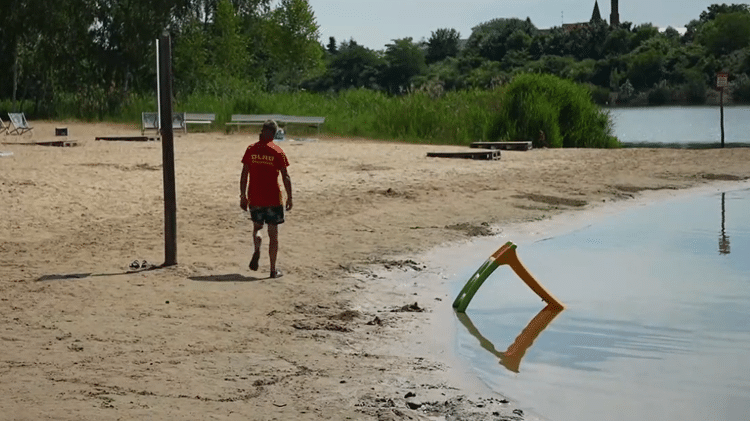 Praia do Heidebad, em Halle, na Alemanha, onde visitantes chegaram a ser barrados por não compreenderem orientações de segurança em alemão