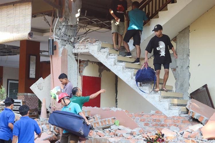 pessoas-evacuam-um-predio-que-desabou-no-hotel-jayakarta-apos-um-terremoto-de-magnitude-77-em-labuan-bajo-nusa-tenggara-oriental-indonesia-1786789961979_v2_750x1 Terremoto de 7,7 na Indonésia deixa 47 mortos: entenda o risco sísmico global