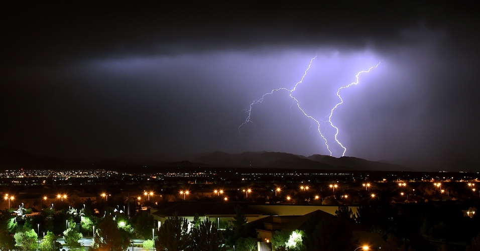 2.jul.2015 - Relâmpagos iluminam céu durante um temporal a oeste de Las Vegas, no Estado de Nevada (EUA)