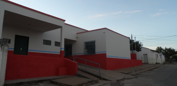 O Centro de Saúde de Manga (MG) foi pintado de vermelho e branco em lugar do verde e branco característicos no município - Fábio Oliva/Divulgação
