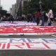 4.set.2016 - Manifestantes já começam a se concentrar na avenida Paulista para protesto contra o atual presidente Michel Temer (PMDB). Apesar da concentração do ato estar marcada para as 16h30, uma hora antes centenas de pessoas entoavam gritos de ordem no vão livre do Masp: "fora, Temer", "volta, querida" e "Michel Temer, como é que é, seu ministério não tem negro e nem mulher" - Mirthyani Bezerra/UOL