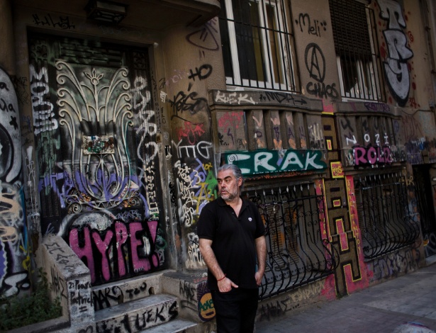 Tasos Sagris membro do grupo grego anarquista, Void Network, no bairro de Exarchia em Atenas - EIRINI VOURLOUMIS/NYT