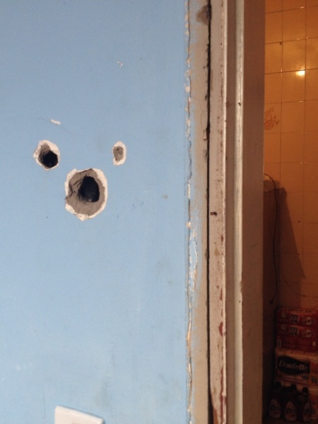Casa atacada por tiros de fuzil no Alemão - Carolina Farias/UOL