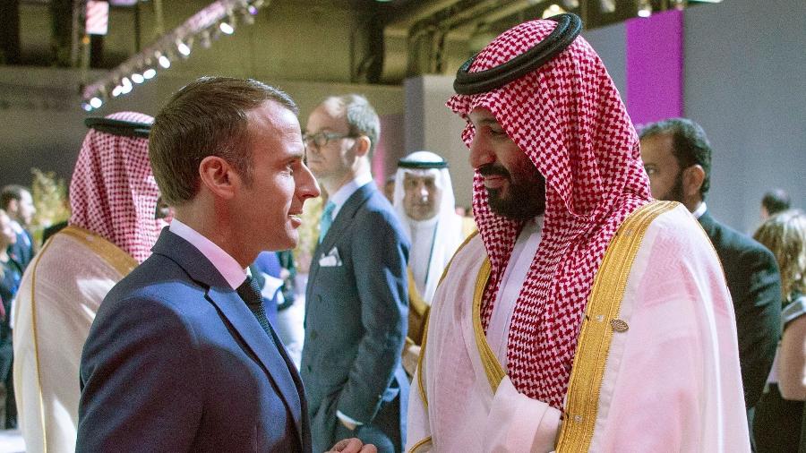 O príncipe saudita Mohammed bin Salman conversa com o presidente da França, Emmanuel Macron, durante a cúpula do G20 em Buenos Aires, em 2018 - BANDAR AL-JALOUD/AFP