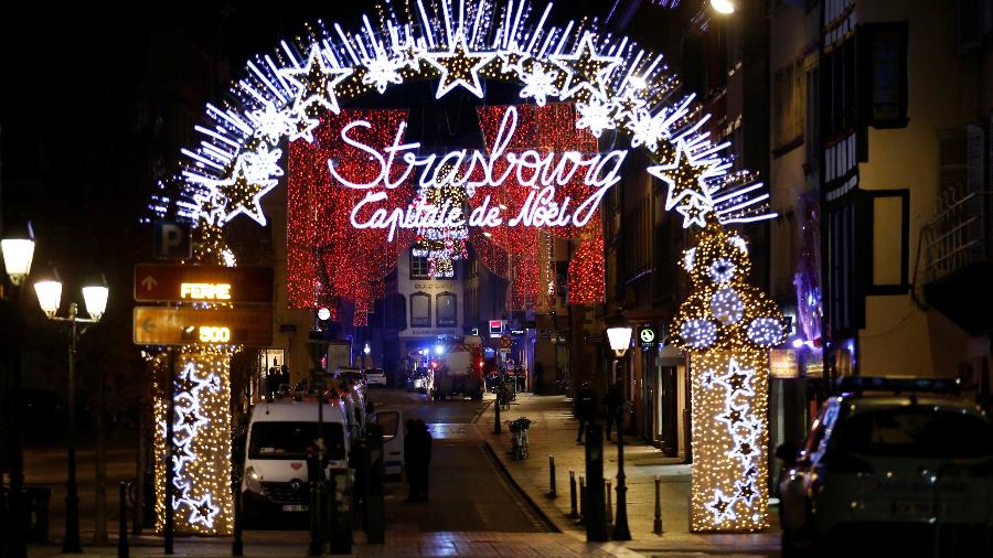 Equipes de resgate trabalham no local do tiroteio em Estrasburgo, na França. No letreiro os dizeres: "Estrasburgo, capital do natal" - Reuters