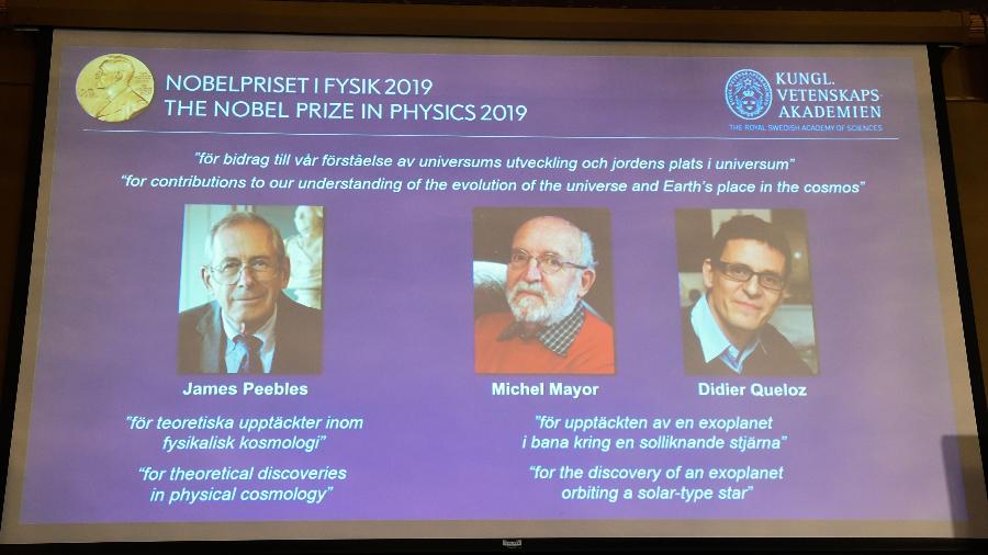Painel mostra os vencedores do prêmio Nobel de Física de 2019 - Jonathan Nackstrand/AFP