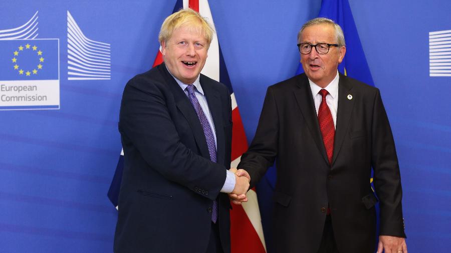 Primeiro-ministro do Reino Unido, Boris Johnson, cumprimenta o presidente da Comissão Europeia, Jean-Claude Juncker - Zheng Huansong/Xinhua