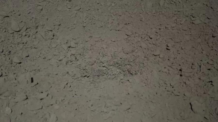 Imagem registrada pela sonda espacial chinesa Yutu 2 revela material encontrado na superfície da Lua - CNSA/CLEP