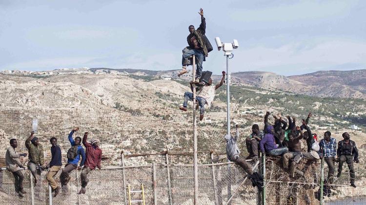 Migrants sit on fence between Morocco and Spain - Jesus Blasco de Avellaneda/Reuters - Jesus Blasco de Avellaneda/Reuters