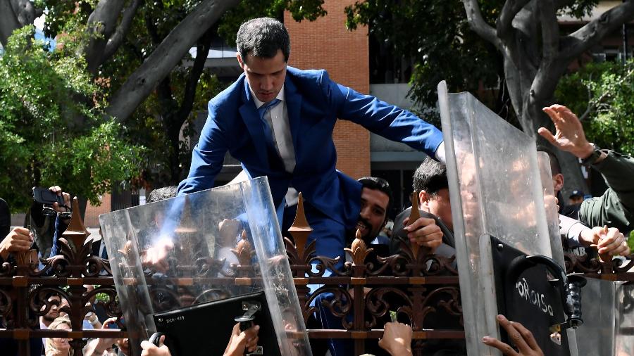 5.jan.2020 - Diante de policiais, o líder opositor Juan Guaidó tenta pular as grades da Assembleia Nacional da Venezuela, da qual é presidente - Federico Parra/AFP