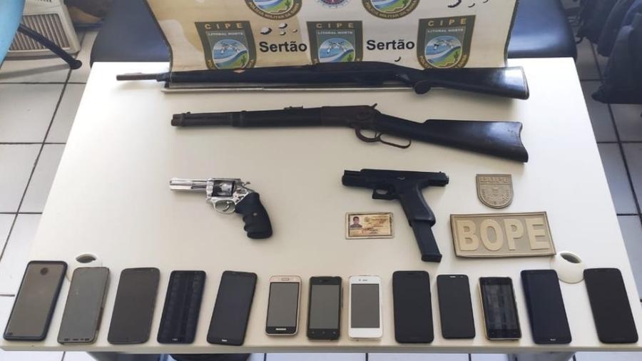 Polícia baiana exibe armas e celulares que diz ter encontrado onde Adriano Nóbrega estava escondido - Divulgação/SSP-BA