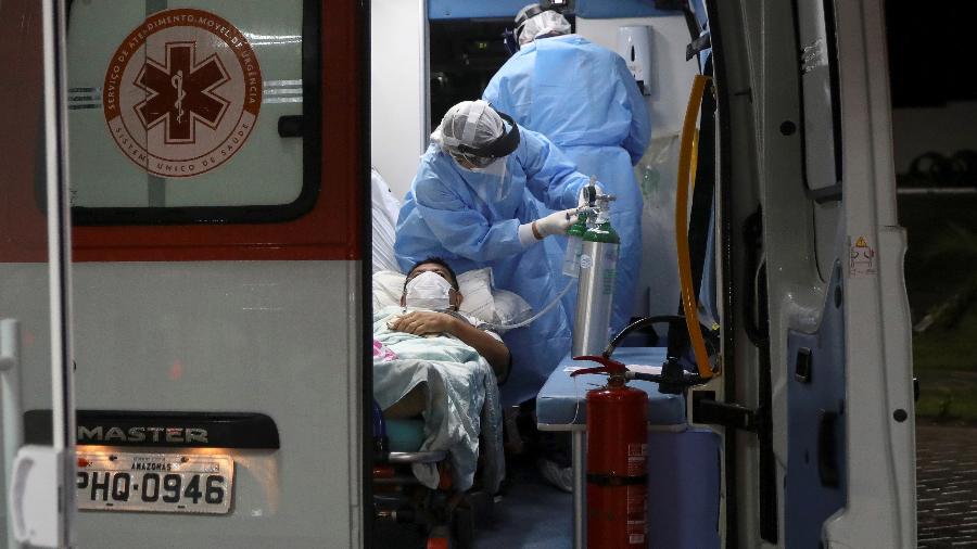 Agentes de saúde transferem paciente do novo coronavírus em ambulância - BRUNO KELLY