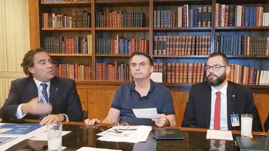 Jair Bolsonaro faz live ao lado de Pedro Guimarães, presidente da Caixa, e Jorge Seif Júnior, secretário de Pesca - reprodução/YouTube