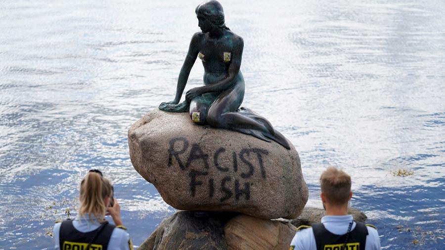 Estátua da Pequena Sereia, em Copenhague (Dinamarca), é pichada com as inscrições "peixe racista" - Mads Claus Rasmussen/Efe/EPA