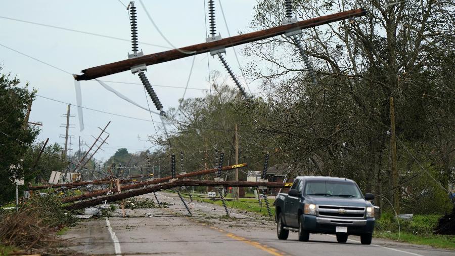 Postes de energia elétrica caídos após passagem do furacão Laura - ELIJAH NOUVELAGE/REUTERS